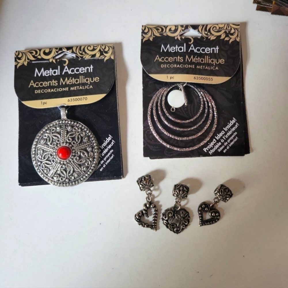 ❤️🩷❤️ Bundle of jewelry items pendants charms